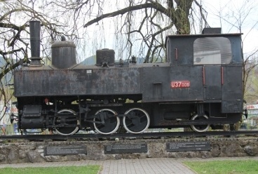 POmník s lokomotivou U 37.006 před nádražím v Ružomberoku zbudovaný v roce 1969. | 21.4.2015