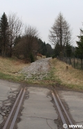 Přejezd místní komunikace v obci Reitzenhain, jeden z posledních úseků zachovaných kolejí. Nikomu se zřejmě nechtělo rozbourávat vozovku. | 5.4.2014