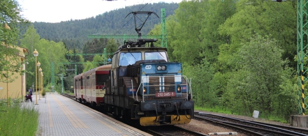 Osobní vlak vedený elektrickou lokomotivou 210 045-1 na nádraží v Lipně. | 20.5.2014
