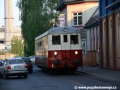 Motorový vůz M262.0209 projíždí normálně rozchodnou vlečkou v Nitranské ulici podél zábavního centra Babylon do liberecké tramvajové vozovny, kde přečká noc před nájezdy vandalů. | 24.4.2009
