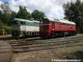 Motorové lokomotivy T 478 3101 zvaná Brejlovec v sousedství Sergeje 781 600-2 na paprscích točny výtopny Lužná u Rakovníka | 9.8.2008