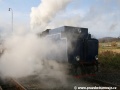 Parní lokomotiva U57.001 v čele zvláštního vlaku čekajícího ve stanici Liptaň na vykřižování s osobním vlakem to pořádně roztopila. | 5.11.2011