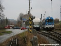 Zatímco úzkorozchodný osobní vlak Osoblažky je připraven k odjezdu v čele s motorovou lokomotivou 705.913-2, po velkých kolejích uhání pryč souprava motorového 843.003-5 a řídícího vozu 80-29 003-8. | 5.11.2011