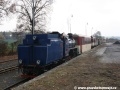Parní lokomotiva U57.001 po manipulaci odstavuje vlak k nádražní budově. | 5.11.2011