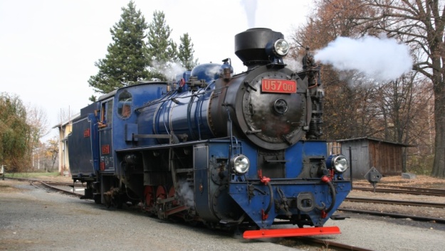 Parní lokomotiva U57.001 byla v Osoblaze odpojena od vlaku a odjíždí do koncového šturcu. | 5.11.2011