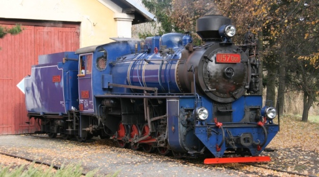 Na úvod stránky to chce vždycky nějakou údernou fotku. A tak hodně předběhneme a parní lokomotivu U57.001 Vám ukážeme nejdříve před osoblažskou výtopnou... | 5.11.2011