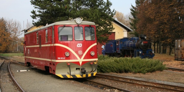 Setkání lokomotivních generací před osoblažskou výtopnou zastupují motorová lokomotiva 705.913-2 a parní lokomotiva U57.001. | 5.11.2011