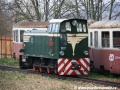 Motorová lokomotiva TU38.001 využívaná k dopravě zvláštních vlaků vyčkává vedle odstavených vozů Balm/u. | 5.11.2011
