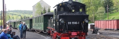 Smíšený vlak vedený parní lokomotivou 99 1590-1 vyčkává na nádraží Jöhstadt na čas odjezdu. | 31.5.2015