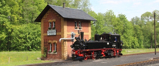 Parní lokomotiva 99 1590-1 doplňuje vodu u vodárenské věže ve stanici Steinbach. | 31.5.2015