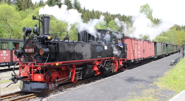 Smíšení vlak vedený parní lokomotivou 99 1590-1 nádraží Schlössel. | 31.5.2015