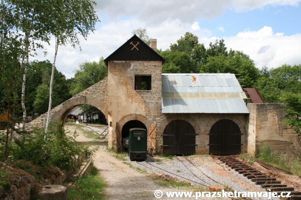 Skanzen Solvayovy lomy společnosti BARBORA u obce Svatý Jan pod Skalou dokumentuje v opuštěném vápencovém lomu  historický vývoj těžby vápence v Českém krasu. | 8.7.2008