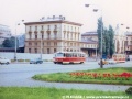 Nádraží Praha-Těšnov v posledním období své existence skomíralo obehnané stavební ohradou, před níž uháněly také tramvaje typů T3 a T1 | 1.7.1972