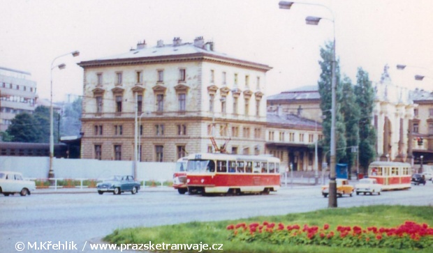 Nádraží Praha-Těšnov v posledním období své existence skomíralo obehnané stavební ohradou, před níž uháněly také tramvaje typů T3 a T1 | 1.7.1972