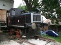 Dvounápravová motorová lokomotiva typu 1435 BN 60 s výrobním číslem 3559 je nejstarším dochovaným strojem z celkem 70 kusů vyrobených ve dvou sériích v ČKD Praha v letech 1955 – 1957. Dodána byla Tukovým závodům Ústí nad Labem. Nejprve jezdila v Ústí, následně v Lovosicích. Provozní kariéru zakončila v Mlékárně Hlinsko. | 13.8.2011