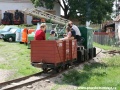 Úzkorozchodný vláček v areálu Zlonického muzea vede lokomotiva BN 30-2. | 13.8.2011