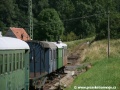 Pohled na železniční vozy odstavené na lovečkovickém zhlaví železniční stanice Zubrnice | 31.7.2010