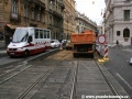 Práce na spodku tramvajové tratě v Křížovnické ulici u zastávky Staroměstská. | 8.7.2011