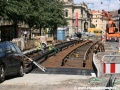 Zřizování tramvajové tratě systémem w-tram do připraveného spodku obloženého antivibračními rohožemi a zpevněného kari sítí. | 16.7.2011