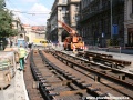 Zřizování tramvajové tratě systémem w-tram do připraveného spodku obloženého antivibračními rohožemi a zpevněného kari sítí. | 16.7.2011