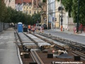 Část přímého úseku tratě na nábřeží u vyústění Divadelní ulice rekonstruovaná metodou w-tram je již zalita betonem. | 24.7.2011