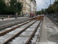 Část přímého úseku tratě na nábřeží u vyústění Divadelní ulice rekonstruovaná metodou w-tram je již zalita betonem. | 24.7.2011