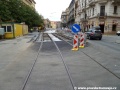 Díky dokončení části přilehlé tratě bylo možné u vyústění Veleslavínovy ulice uzavřít přejezd pro automobily, odtěžit zbývající část původních velkoplošných panelů BKV a pokračovat ve zřizování tratě systémem w-tram. | 29.7.2011