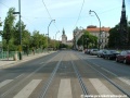 Tramvajová trať na Smetanově nábřeží pokračuje přímým úsekem tvořeným velkoplošnými panely BKV.