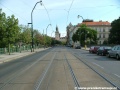 Tramvajová trať na Smetanově nábřeží pokračuje přímým úsekem tvořeným velkoplošnými panely BKV.