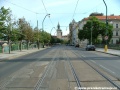 Tramvajová trať na Smetanově nábřeží pokračuje přímým úsekem tvořeným velkoplošnými panely BKV.