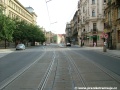 Levý oblouk tramvajové tratě před zastávkami Staroměstská záhy vystřídá...