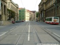 Za náměstím Jana Palacha tramvajová trať pokračuje přímým úsekem tvořeným již klasickými velkoplošnými panely BKV.