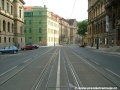 Tramvajová trať pokračuje v přímém úseku podél budovy Rudolfina.