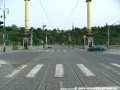 V přímém úseku překračuje tramvajová trať světelnou křižovatku s Dvořákovým nábřežím a ulicí Na Františku.