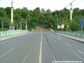 Přímý úsek tramvajové tratě na Čechově mostě, na chodníku vpravo je zřízena občasná zastávka Čechův most.