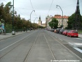 Tramvajová trať na Smetanově nábřeží pokračuje přímým úsekem zřízeným metodou W-tram s asfaltovým zákrytem.