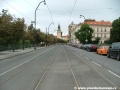 Tramvajová trať na Smetanově nábřeží pokračuje přímým úsekem zřízeným metodou W-tram s asfaltovým zákrytem.