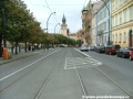 Tramvajová trať překročila křižovatku s Divadelní ulicí a pokračuje přímým úsekem.