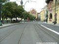 Pravý oblouk tramvajové tratě na Smetanově nábřeží před zastávkou Karlovy lázně.