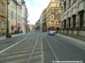 Tramvajová trať se u budovy Klementina stáčí táhlým levým obloukem.