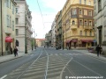 Tramvajová trať se v táhlém levém oblouku přibližuje ke křižovatce s Platnéřskou ulicí.