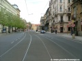 Levý oblouk tramvajové tratě před zastávkami Staroměstská záhy vystřídá...