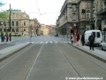 Z prostoru zastávek Staroměstská je již na dohled ke spatření kolejová konstrukce stejnojmenné křižovatky na náměstí Jana Palacha.
