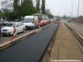 Již první den výluky byl prostor pod původními panely vyklizen a položen zde nový podkladní asfalt. Absence nároků tramvají na signalizaci Švábky vytvářela úžasné kolony, ve kterých zůstávaly stát autobusy náhradní dopravy... | 27.4.2011