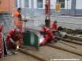 Svářeči upravují svršek po vyrušení dilatací v zastávce Urxova. | 27.4.2011