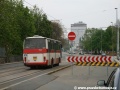 Autobus ev.č.9522 společnosti Hotliner na lince náhradní dopravy X-8 najel za zastávkou Urxova z centra na tramvajové těleso. | 27.4.2011