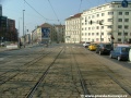 Za vjezdovou kolejí do smyčky Vysočanská od Balabenky se tramvajová trať napřímí a přejde do konstrukce velkoplošných panelů BKV.