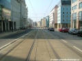 Přímý úsek tramvajové tratě zřízené metodou velkoplošných panelů BKV ve středu Sokolovské ulice míří k zastávce Nádraží Vysočany.