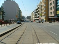 Tramvajová trať se v místě nástupiště „vídeňské zastávky“ Nádraží Vysočany z centra stáčí levým obloukem, ale záhy se napřimuje.