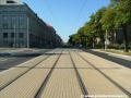 Tramvajová trať pokračuje středem Sokolovské ulice na zvýšeném tělese krytá žlutou betonovou dlažbou.